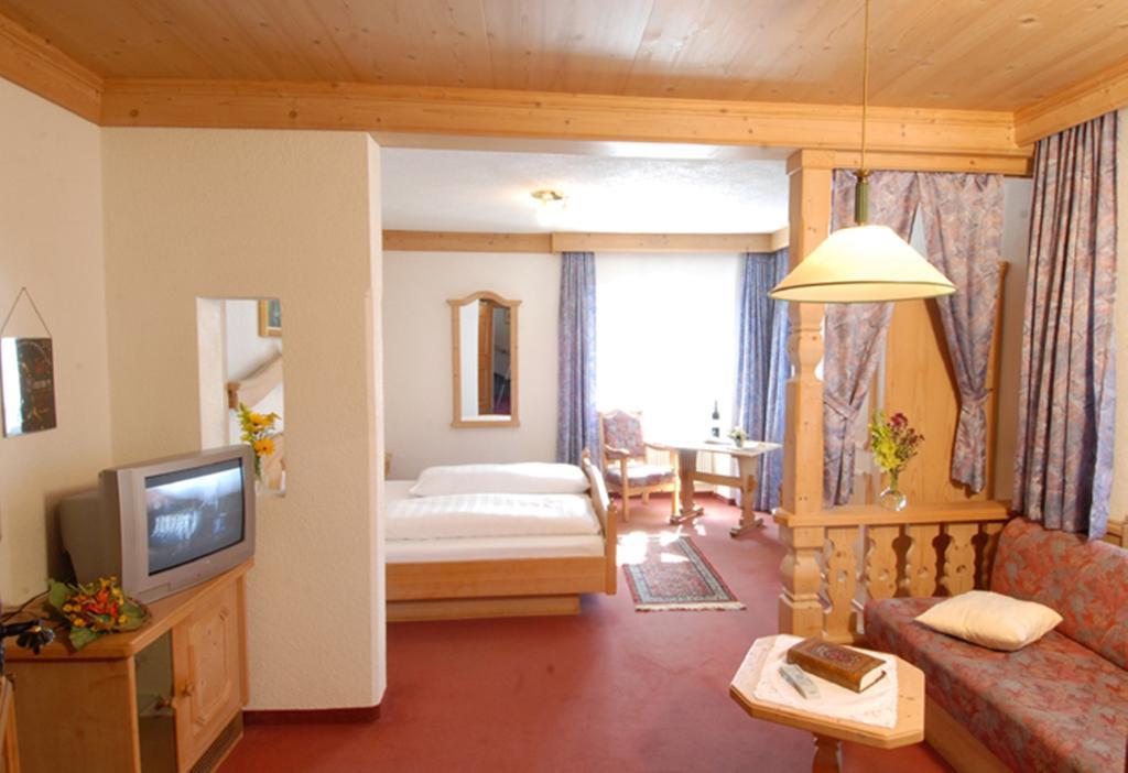 Gasthof Zum Goldenen Loewen Nauders Pokoj fotografie